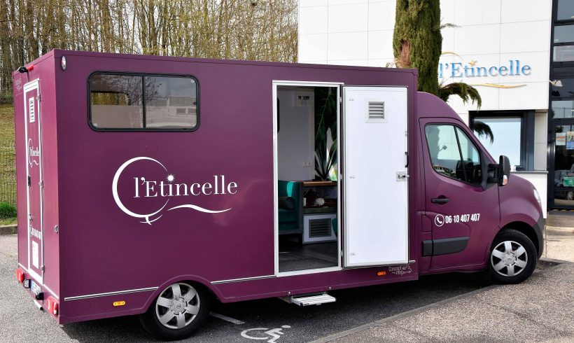 Le bureau mobile de l’Etincelle pour l’accueil des femmes victimes de violences sillonne les Yvelines